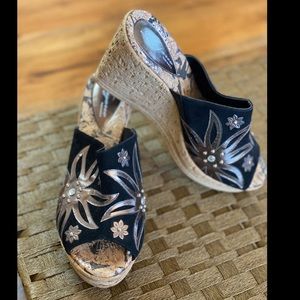 Dezario black gold flower wedge